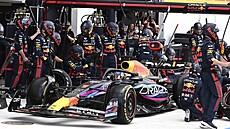 Max Verstappen u svých mechanik� b�hem VC Miami 2023.