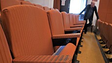 Souasné hndé sedaky ve árském divadle pochází z roku 1981. Nejsou pohodlné...