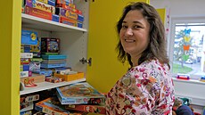 Vychovatelka Kate�ina Nováková v takzvaném �kolním klubu novom�stské nemocnice
