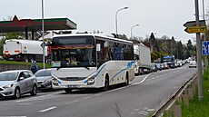 V kolonách nabíraly zpodní i autobusy. (2. kvtna 2023)