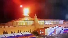 Zábesk a dým nad Kremlem zachytila bezpenostní kamera.