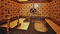 Prohlídka rekonstruovaných Císa�ských lázní v Karlových Varech t�sn� p�ed...