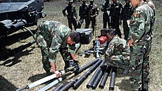Amerití vojáci s raketami Hydra 70 (23. íjna 1996)