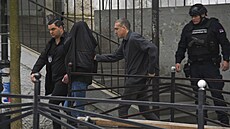 Srbská policie odvádí podezelého áka. (3. kvtna 2023)