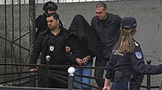Srbská policie odvádí podezelého áka (3. kvtna 2023)