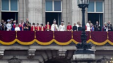 Královská rodina se ukázala lidem na balkon Buckinghamského paláce po...