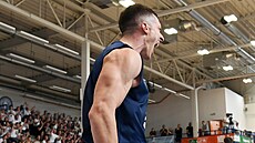D��ínský basketbalista Tomá� Pomikálek slaví výhru nad Pardubicemi.