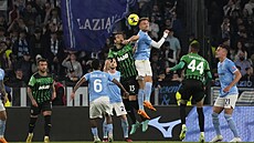 Ciro Immobile ( ve výskoku vpravo) z Lazia �ím v souboji s Gianem Marcem...