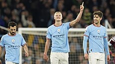 Erling Haaland (uprosted) z Manchesteru City se raduje z gólu v zápase s West...