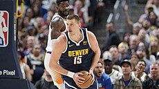 Nikola Joki� z Denveru kouká, kam by rozehrál mí�. V pozadí ho sleduje Deandre...