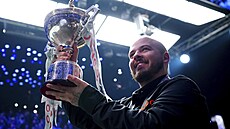 Belgi�an Luca Brecel s pohárem pro mistra sv�ta ve snookeru.