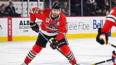 Americký obránce Ian McCoshen jet v dresu týmu Rockford IceHogs.