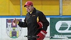 Petr Klíma radí mladým hokejistům během svého  kempu.