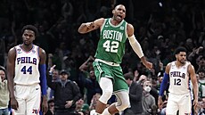 Al Horford (42) z Boston Celtics oslavuje trefu proti Philadelphia 76ers.