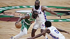 Jaylen Brown (v zeleném) z Boston Celtics se tlaí ke koi Philadelphia 76ers,...