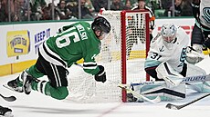 Joe Pavelski (16) z Dallas Stars skóruje v zápase se Seattle Kraken, pekonává...