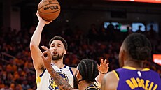 Klay Thompson z Golden State Warriors stílí na ko Los Angeles Lakers.