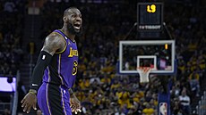 LeBron James z Los Angeles Lakers proívá zápas.