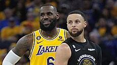 LeBron James (vlevo) z Los Angeles Lakers byl spokojen�j�í ne� Stephen Curry...