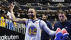 Stephen Curry z Golden State Warriors slaví výhru nad Los Angeles Lakers.