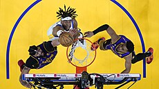 Kevon Looney (v bílém) z Golden State Warriors zakon�uje na ko� Los Angeles...
