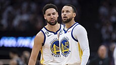 Stephen Curry (30) a Klay Thompson (11) z Golden State Warriors v sedmém duelu...