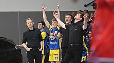 Ústecká lavika slaví v zápase s Pardubicemi, vlevo trenér Jan otnar.