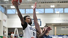 Ty Nichols (vlevo) z D��ína zakon�uje na ko� Ostravy, vpravo Mat�j Snopek.