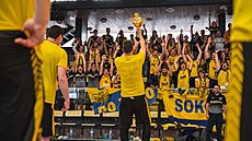 Píse�tí basketbalisté slaví výhru v první lize s fanou�ky.