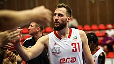 Nymburský kapitán Martin Kí se zdraví s fanouky.