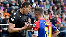 Taulant Xhaka z Basileje naslouchá rozhod�ímu Alessandru Dudicovi.