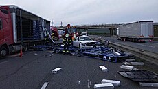 Na dálnici D10 u Kosmonos se z kamionu vysypaly palety plné elektrobaterií do...