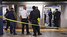 Tři muži ve voze newyorského metra ve středu zasáhli proti cestujícímu, který...