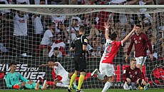 SLÁVISTICKÁ RADOST, SPAR�ANSKÝ ZMAR. Filip Panák (vpravo dole) rozdýchává...