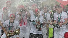 SPRCHA AMPASKÝM. Fotbalisté Slavie kepí s trofejí pro vítze MOL Cupu.