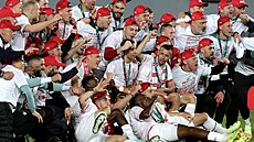 SLAVIA PRAHA, VÍTZ ESKÉHO POHÁRU 2022/23. Fotbalisté Slavie pózují s trofejí...