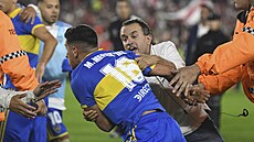 Miguel Angel Merentiel z Boca Juniors se sápe po protihrái z River Plate.