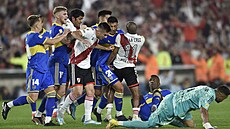Hromadná potyka fotbalist River Plate a Boca Juniors v utkání argentinské...