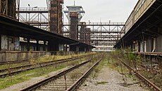 Dvorana Nákladového nádra�í �i�kov s lávkami a výtahy ke skladi�tím GPS:...