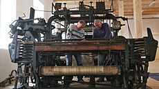 S obnovou vyhoelé památkov chránné textilní továrny pomáhají její bývalí...