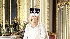 Královna Camilla na oficiálním portrétu po korunovaci (Londýn, 6. kvtna 2023)
