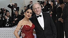 Salma Hayeková a Francois-Henri Pinault na Met Gala (New York, 1. kvtna 2023)