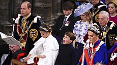 Princ William, princezna Charlotte, princ Louis a princezna Kate na korunovaci...