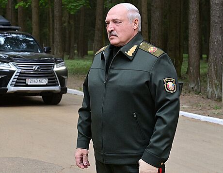 Bloruský prezident Alexandr Lukaenko pi návtv velitelského stanovit...
