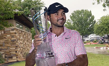Australan Jason Day s trofejí pro vítze golfového turnaje v McKinney.