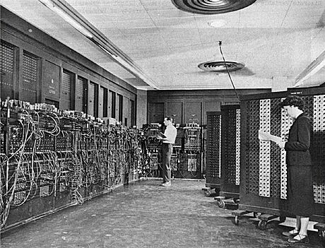 Elektronkový poíta ENIAC. Pracovit vkládání programu do stroje.