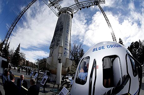 Maketa kapsle Blue Origin a raketového nosie  New Shepard na 33. vesmírném...