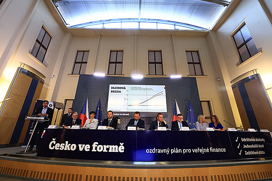 Dominik Stroukal vysv�tluje nutnost d�chodové reformy a konsolida�ního balí�ku...