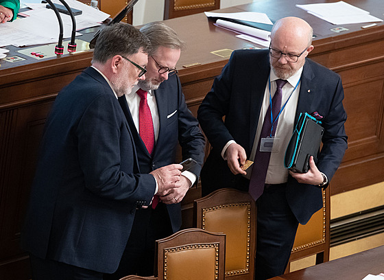 Premiér Petr Fiala, ministr financí Zbynk Stanjura a ministr zdravotnictví Vlastimil Válek ve Snmovn