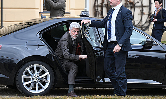 Prezident Petr Pavel s ochrankou.